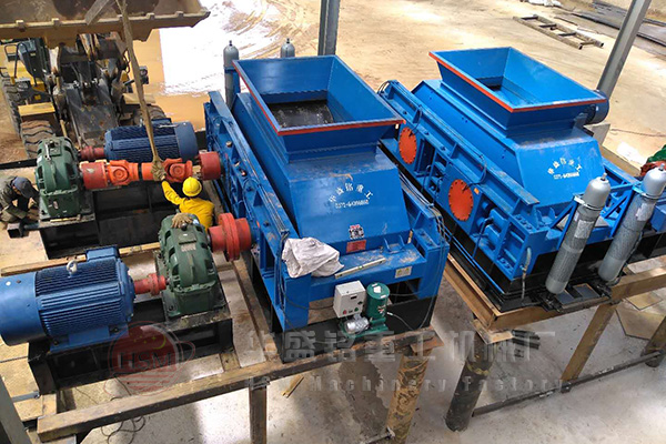 大型對(duì)輥破碎機(jī)圖片